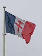 Drapeau de la France Libre sur la plage de Courseulles