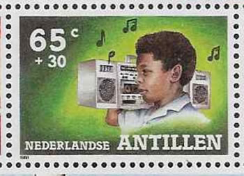 Jeune avec un poste à transistor