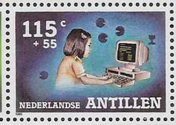 Jeune fille devant un ordinateur personnel