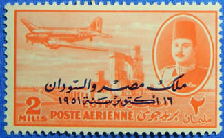 Timbre de poste aérienne avec la surcharge roi d'Égypte et du Soudan