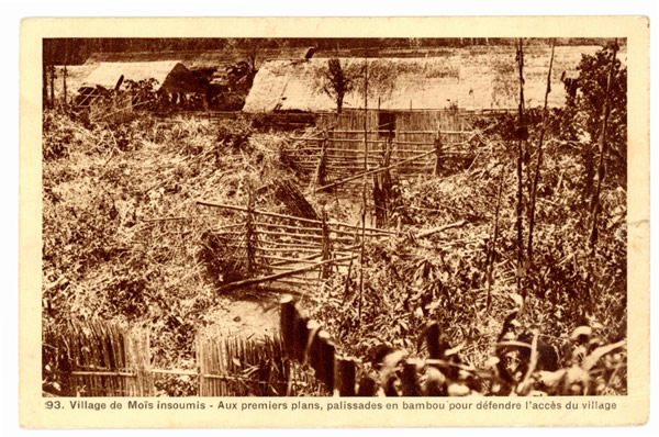 Carte postale montrant un village de montagnards Mois